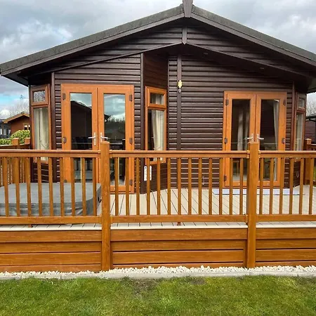 Mandarin With Hot Tub Holiday home Malton