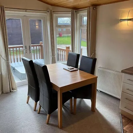 Mandarin With Hot Tub Holiday home Malton
